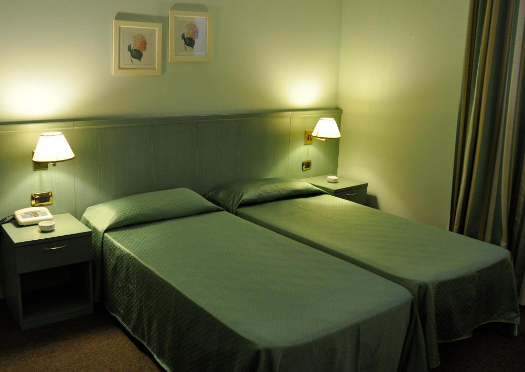 Postel nebo postele na pokoji v ubytování Albergo Della Corona