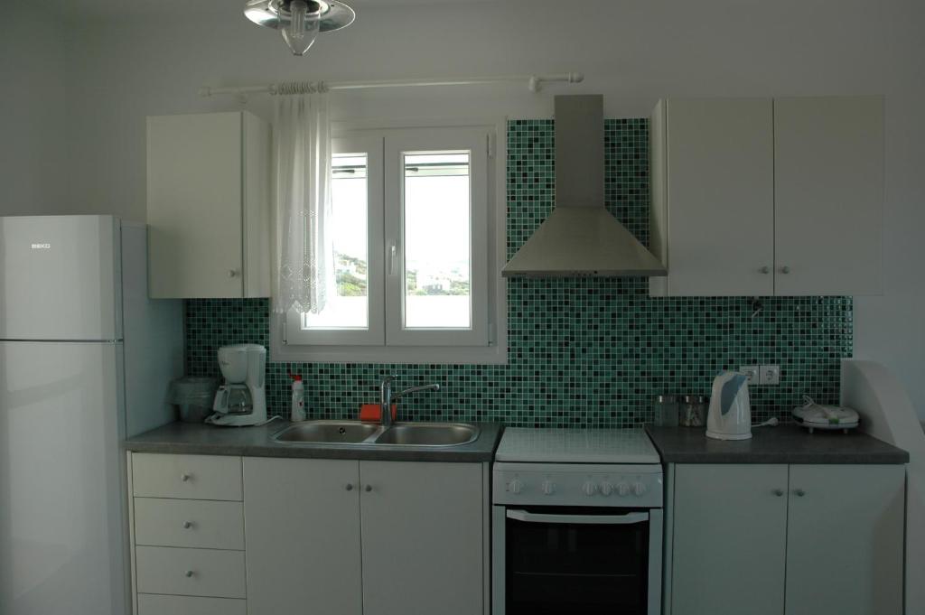 Majoituspaikan St George Antiparos Apartments and studios keittiö tai keittotila