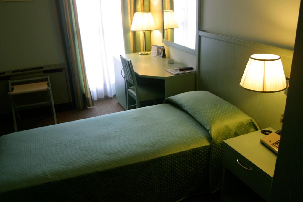 Postel nebo postele na pokoji v ubytování Albergo Della Corona