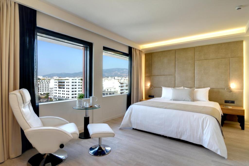 Postel nebo postele na pokoji v ubytování Athens Avenue Hotel