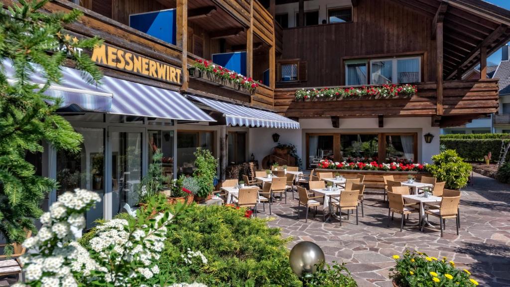 Reštaurácia alebo iné gastronomické zariadenie v ubytovaní Geniesserhotel Messnerwirt Olang