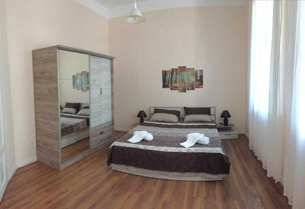 ヴァルナ・シティにあるJasminのベッドルーム1室(ベッド2台、大きな鏡付)
