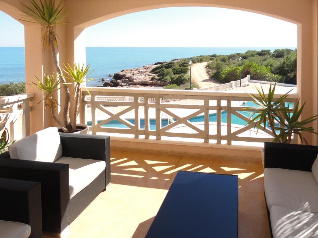 balcón con vistas al océano en Sea Home Peñiscola, en Peñíscola