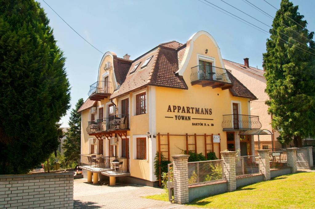 a building with a sign that reads apartmentarius town at Apartments Yowan in Hévíz