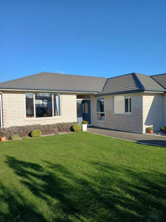 a house with a lawn in front of it at Brightwater Beauty in Brightwater