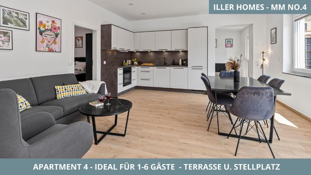 una sala de estar con un sofá y una mesa en Iller Homes Memmingen - 3 x Moderne Fewos mit Terrasse für bis zu 7 Pers mit Parkplätzen, en Memmingen