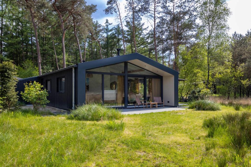En have udenfor Design bungalow met wellness in parkbos