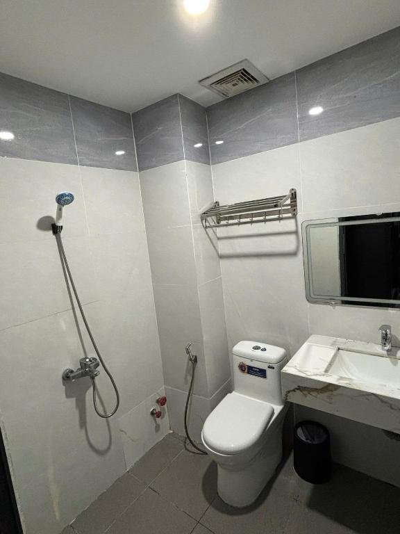 Riverside 1 Hotel - Posto Letto In Dormitorio Con 8 Letti