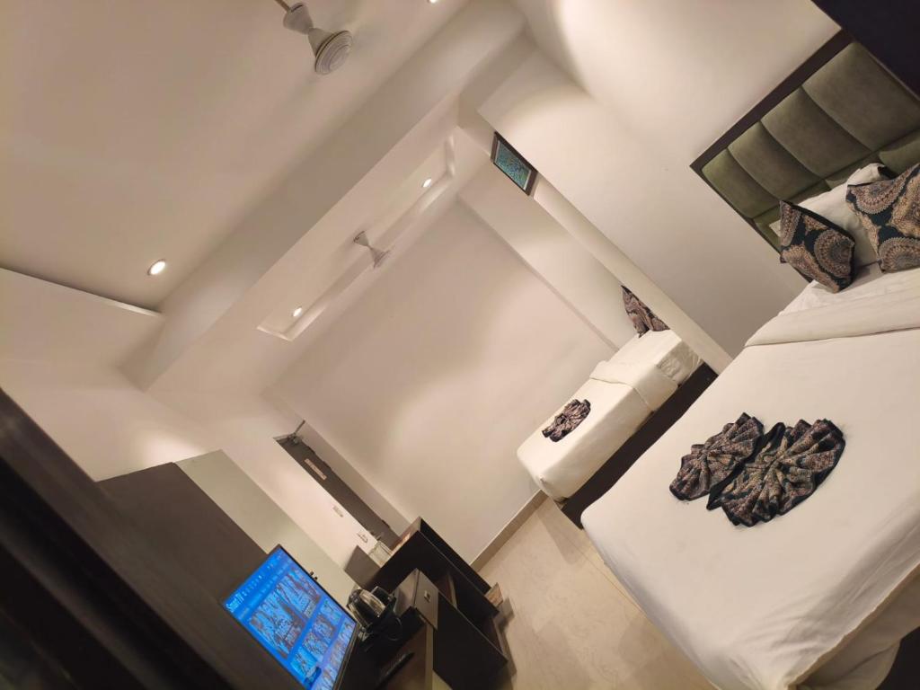 Ένα ή περισσότερα κρεβάτια σε δωμάτιο στο Hotel Avi inn BY J R Group of hotels