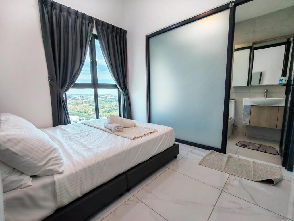 une chambre avec un lit et une grande fenêtre dans l'établissement Brand NEW Modern Cozy Retreats 3BR2B2P for 6, à Batu Kawan