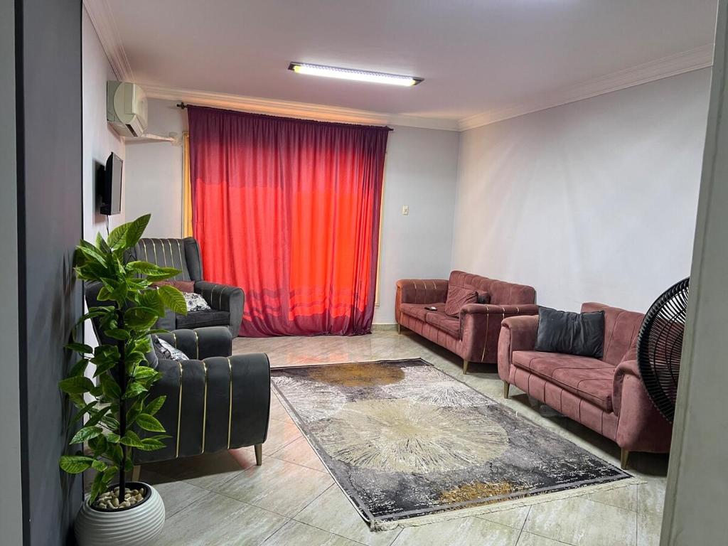 Гостиная зона в 3 BR and 2 restrooms with AC in gated community