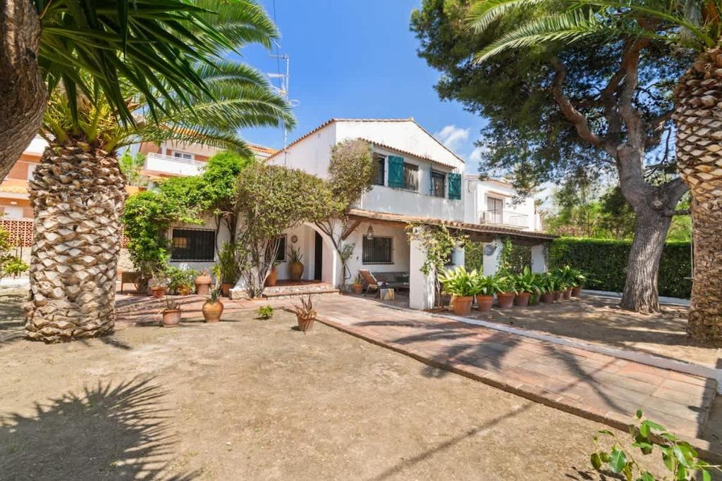 シッチェスにあるCasa Alba Garden & Calmのヤシの木が植えられた家の外観