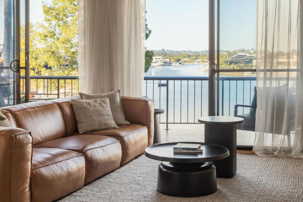 Ruang duduk di Ali's Waterfront Escape - Relaxing Getaway, Near Kirra Beach