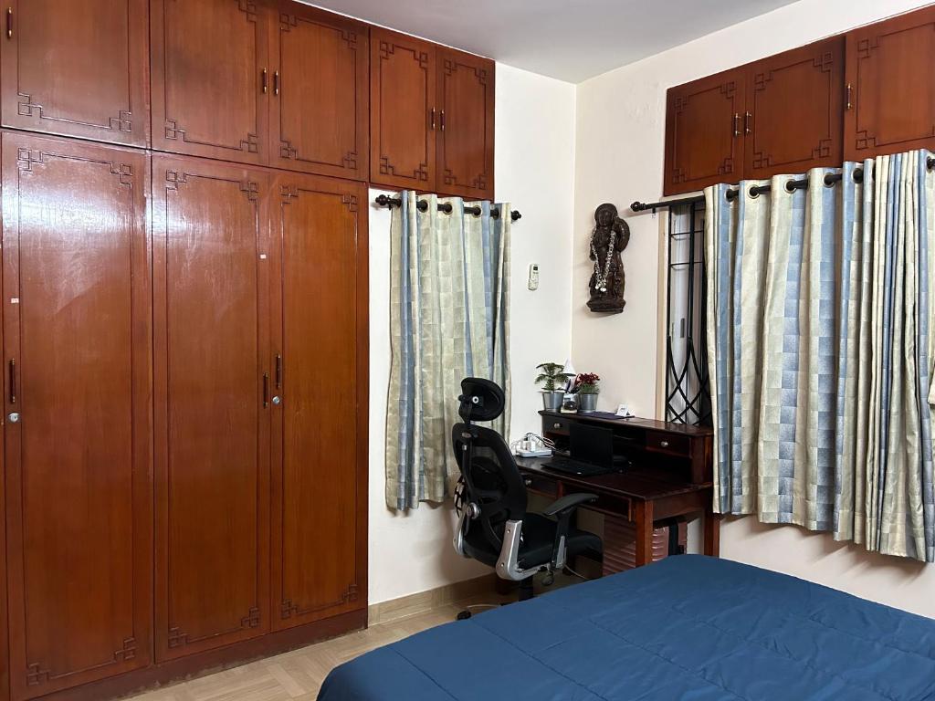 Ένα ή περισσότερα κρεβάτια σε δωμάτιο στο Cozy 3BHK - Heart of Vadapalani in Gated Community