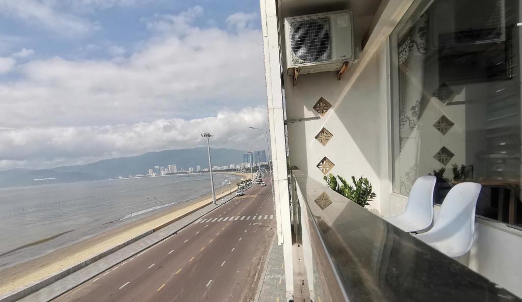 クイニョンにあるHotel Vi-vu nhìn ra biểnの建物のバルコニーからビーチの景色を望めます。