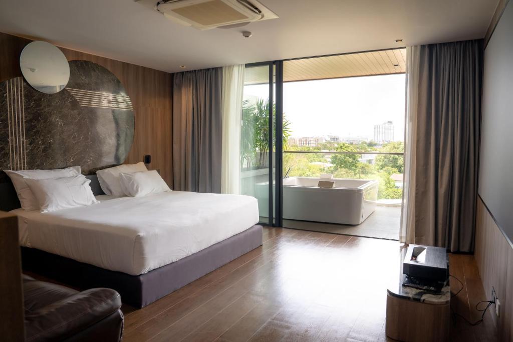 Richmann Resort Hotel Hatyai - Double Room With Private External Bathroom