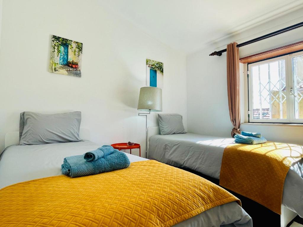 una camera da letto con due letti e una finestra di Casa de Sintra a Sintra