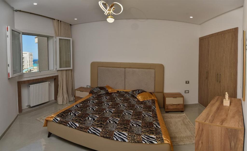 a bedroom with a large bed in a room at Résidence Costa in Chott Meriem