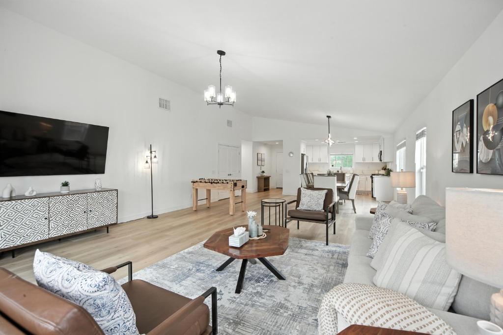 un soggiorno con un divano e un tavolo di Sunny Desert Retreat Near Coachella & Stagecoach home a Desert Groves Mobile Home Park