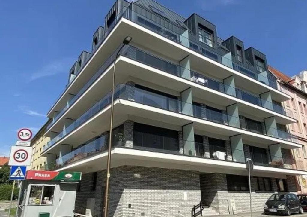 un edificio de apartamentos alto con balcones en una calle en Exclusive Apartment - blisko Dworca, darmowy parking przy ulicy, późne wymeldowanie, Wi-Fi, en Opole