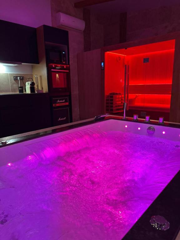 a kitchen with a tub covered in pink pigment at Da Lisa wellness spa proche centre ville in Reims