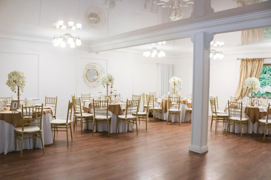 une salle à manger avec des tables et des chaises dans une pièce dans l'établissement Majoro sodyba, 