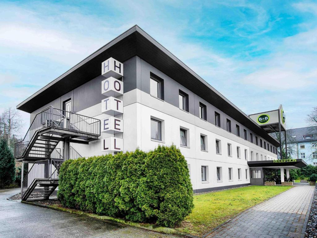 ビーレフェルトにあるB&B Hotel Bielefeld-Ostの白い大きな建物