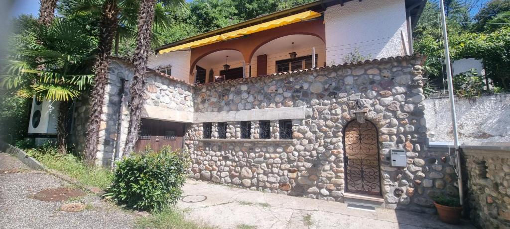 a stone building with a stone wall and a door at Einzelzimmer mit Gemeinschaftsbad -und Küchenbenutzung in Purasca