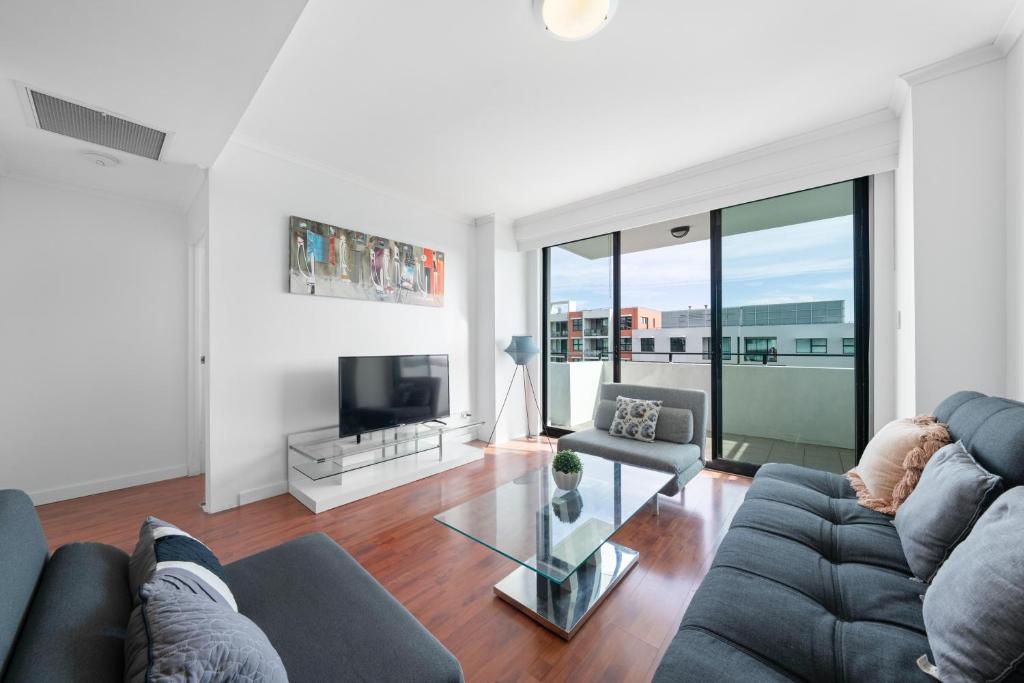 TV a/nebo společenská místnost v ubytování Tranquil 2 BR Apt with Parking & Darling Harbour-10mins