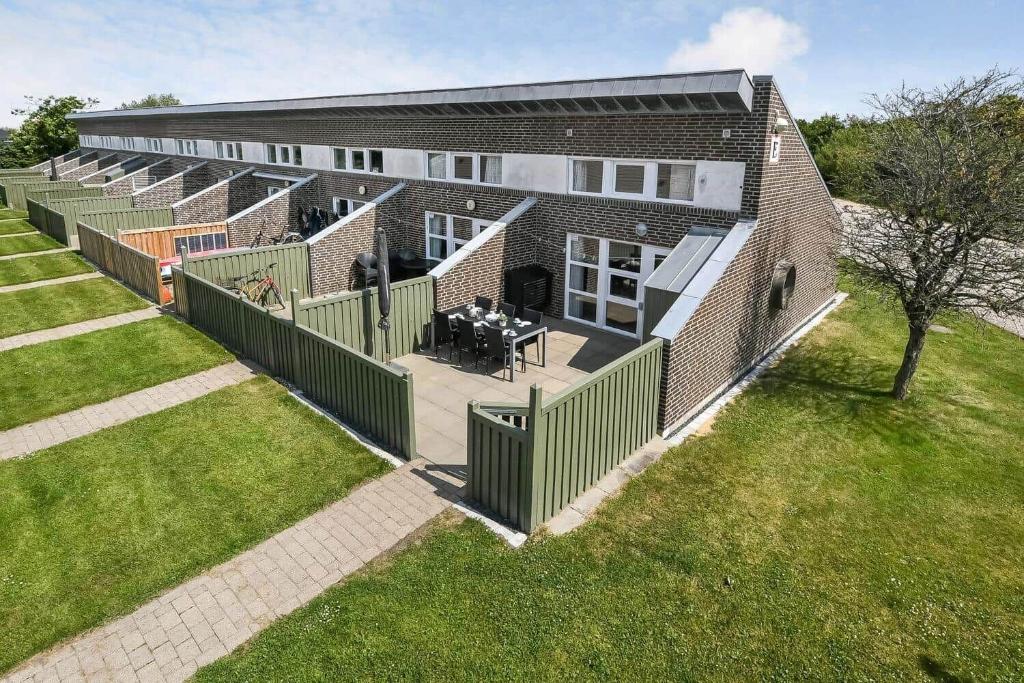 an overhead view of a brick building with a fence at C11726-Hemmet-Vester-Faelled-120-E1 in Falen