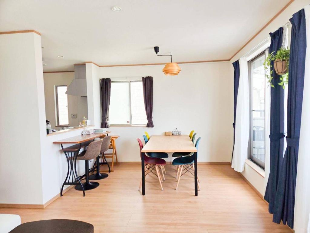 Una cocina y un comedor con mesa y sillas. en BBQ可能1棟まるまる貸し切り 最大12名 家族 友人でゆっくりすごせます Morley1, en Kin