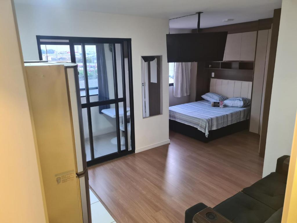 een slaapkamer met een stapelbed en een spiegel bij Prox Alphaville Fácil acesso SP Ao lado da estação Osasco in Osasco