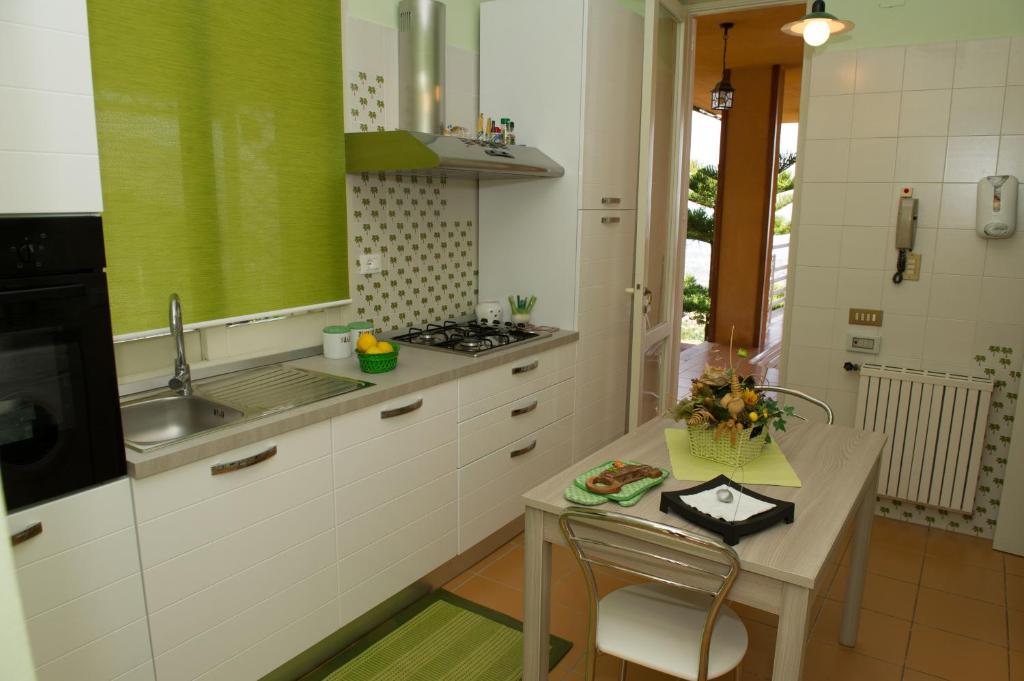 Kuchyň nebo kuchyňský kout v ubytování Lomarchi Holiday Home