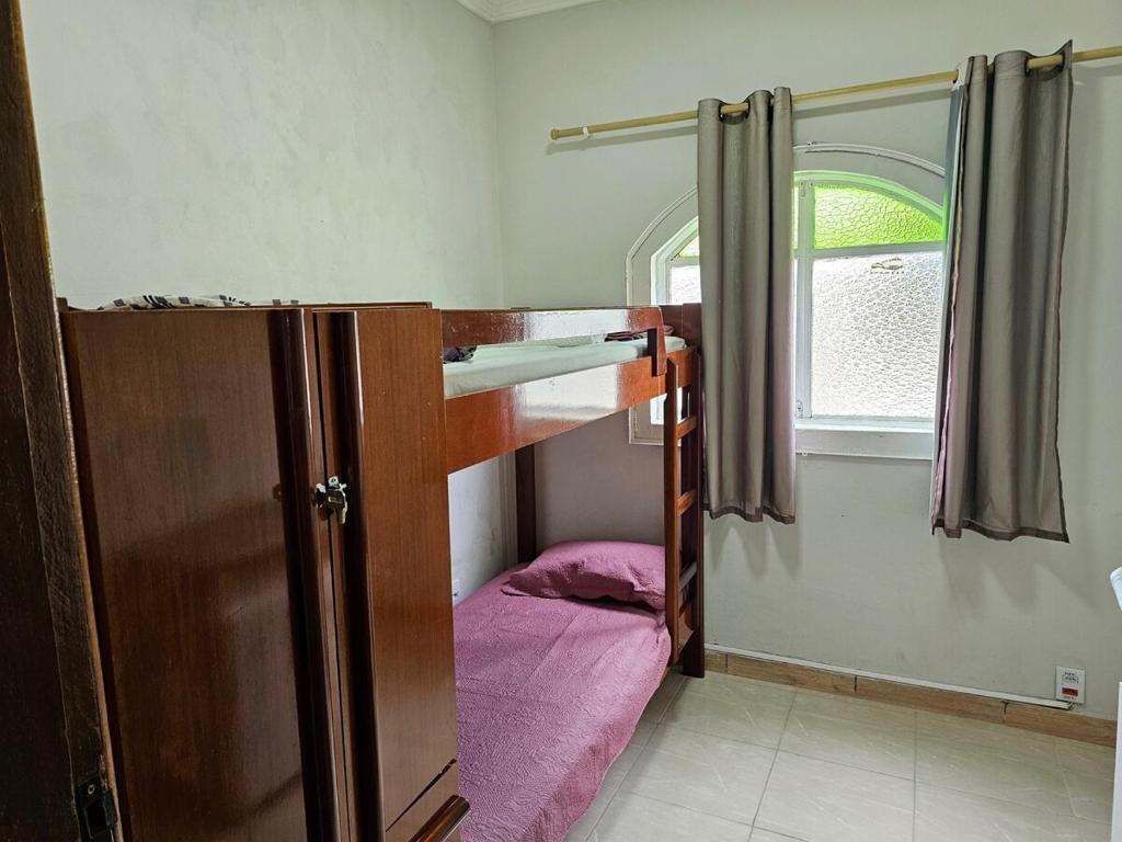 a small room with a bunk bed and a window at Casa 3 quartos ar condicionado perto do centro in Montes Claros