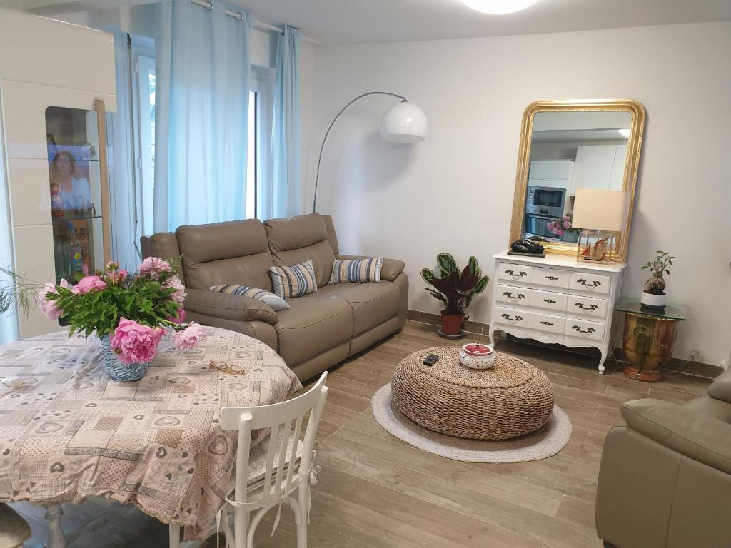 a living room with a couch and a table at CHAMBRE CHEZ L HABITANT AVEC SDB ET WC sans cuisine in Nice