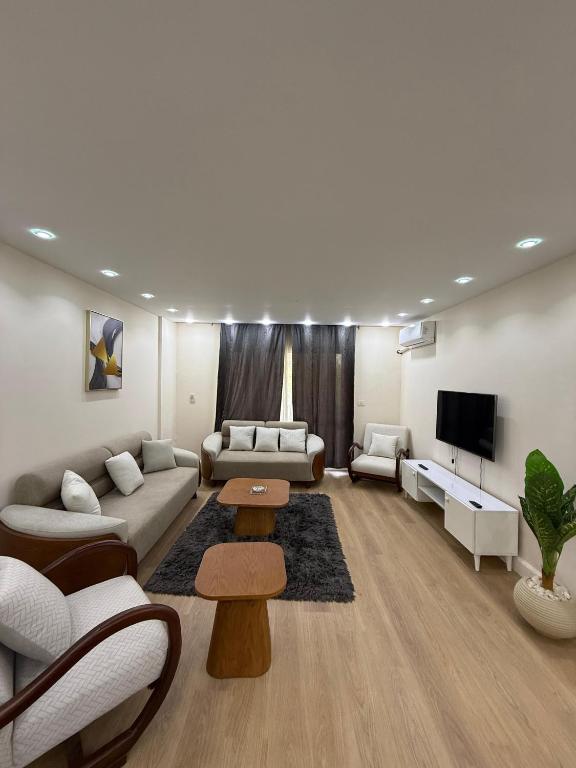 Χώρος καθιστικού στο Furnished Apartment 3BR 2BA Excellent Condition