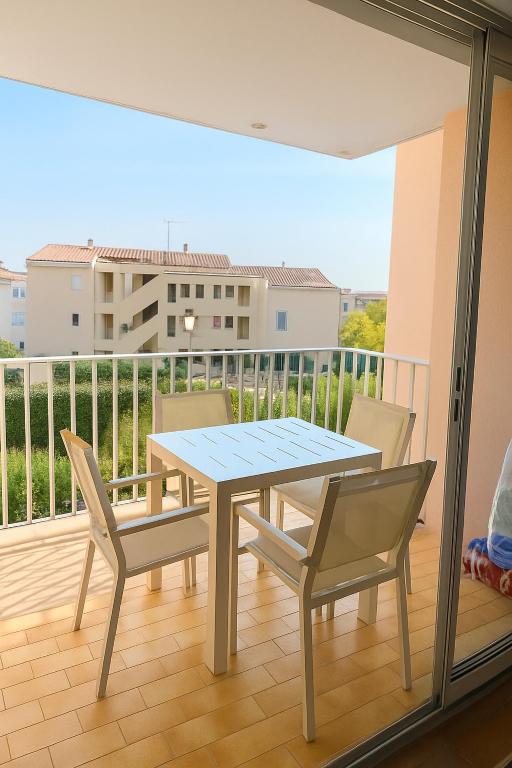 Appartement T2, terrasse, parking privé proche port et plages