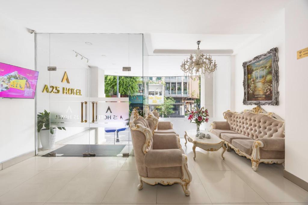 胡志明市A25 Hotel - 255 Lê Thánh Tôn的有两张沙发和一张桌子的客厅