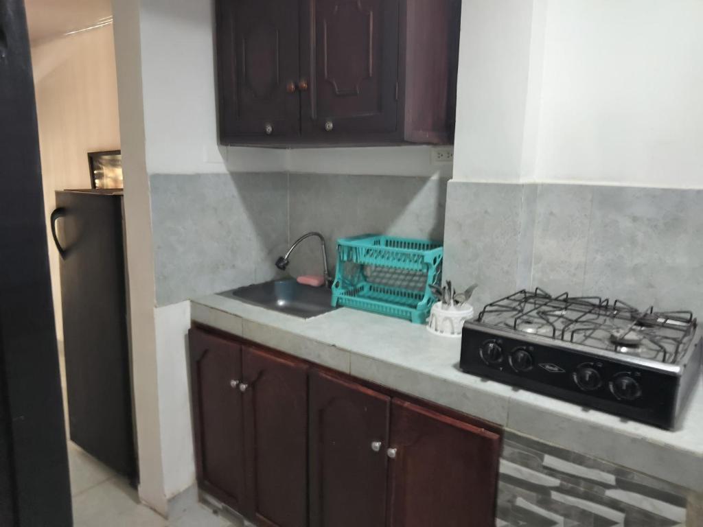 una cucina con fornelli e piano di lavoro di CARTAGENA MAR a pocas cuadras a Estación El Salto