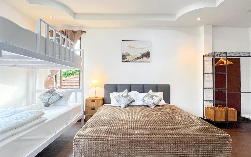 Un dormitorio con una litera y una escalera. en Per La Villa Khao Lak, en Khao Lak