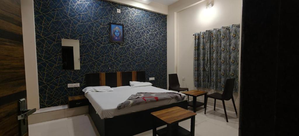 Una cama o camas en una habitación de Sagar Hotel