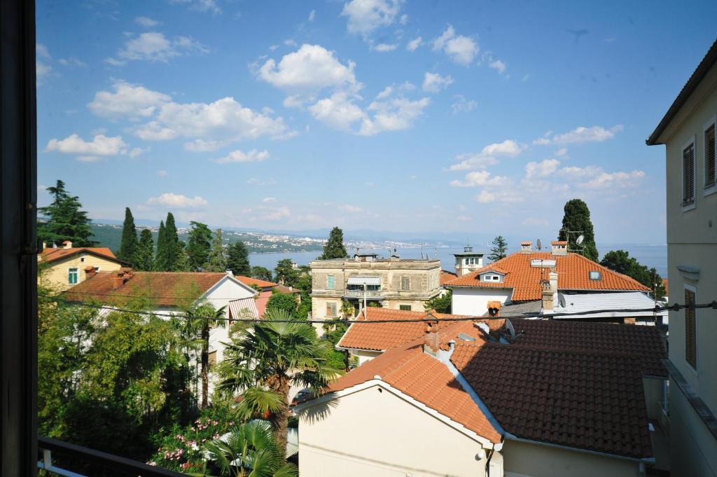 uma vista para uma cidade com edifícios e árvores em Rooms Novaković em Opatija