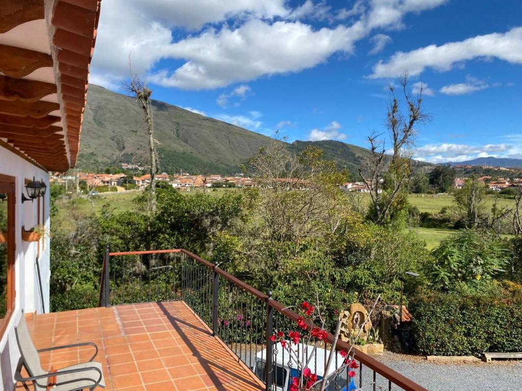 un balcón de una casa con vistas a la montaña en LeyvaYork Apartasuites, en Villa de Leyva