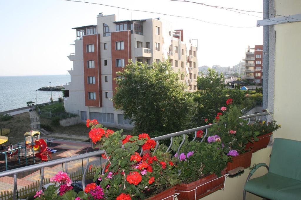 Un balcón con flores y vistas al océano. en Homestay Kostadinov en Pomorie