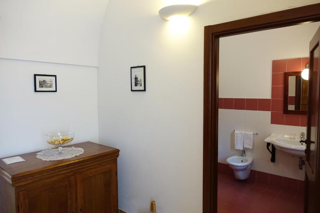 A bathroom at Masseria Carignani
