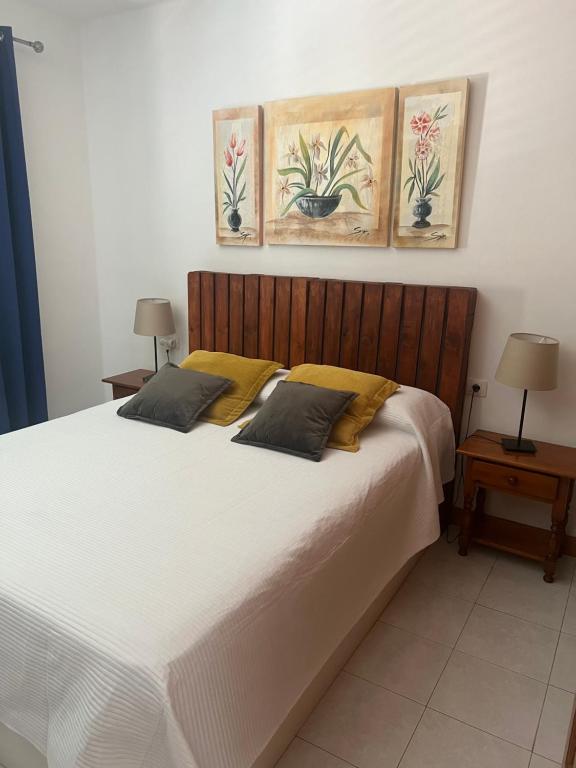 ein Schlafzimmer mit einem großen weißen Bett mit zwei Lampen in der Unterkunft Casa Maresía in Playa Honda