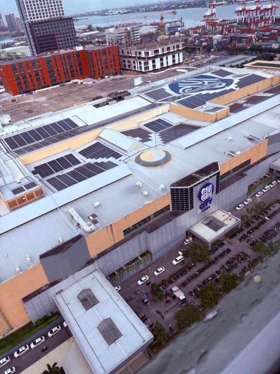 una vista sul tetto di una grande città con edifici di Sunvida tower SM cebu a Cebu City