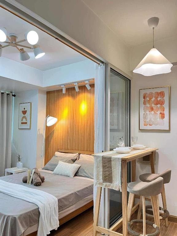 Katil atau katil-katil dalam bilik di Azure staycation by Deluxe Enclave