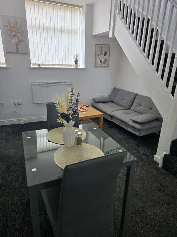 Posezení v ubytování Cosy 1BR Retreat with Garden & Fast Wi-Fi