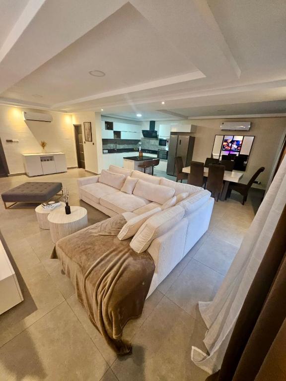 Televisor o centre d'entreteniment de DELYA Maria